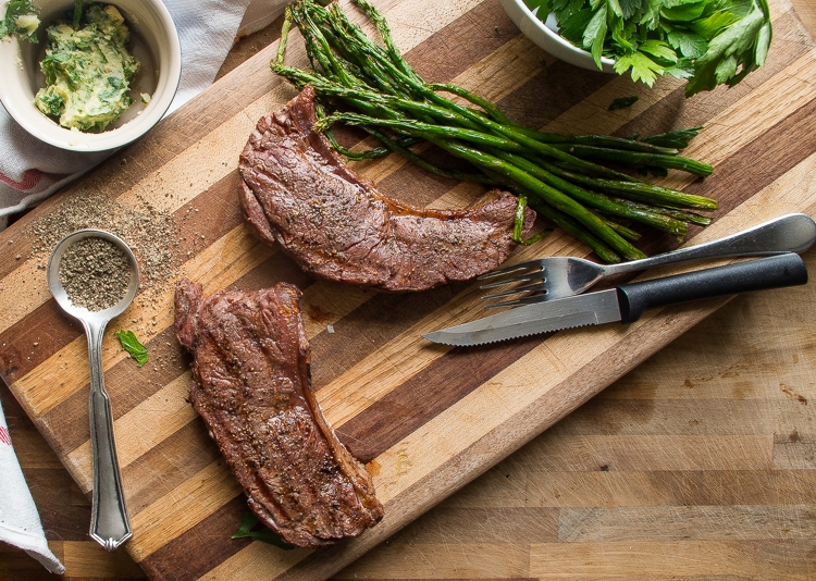 https://thehonestbison.com/wp-content/uploads/Perfect_NY_strip_steaks11-1.jpg